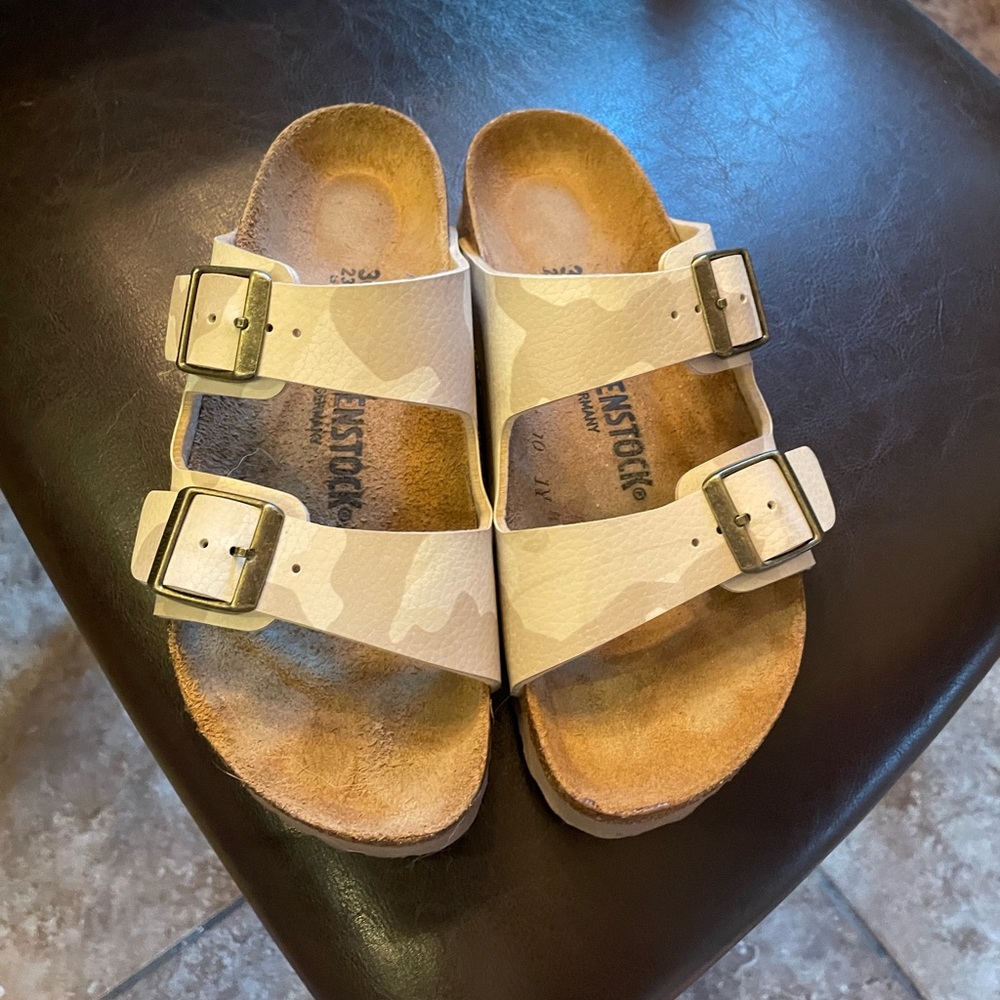 BRAND NEW Birkenstock Arizona Camo size 36!